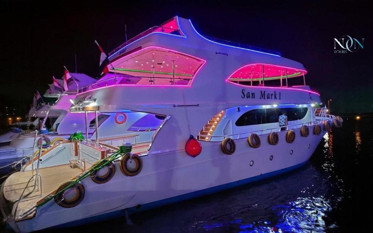 Cruise with Dinner on a Respectable Yacht