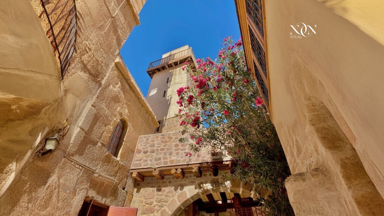 7Cairo, Pyramids from Hurghada by plane